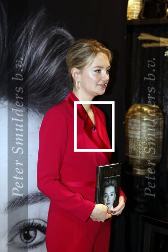 Noordwijk 30 maart 2023
Boekpresentatie Maxime Meiland in de winkel van haar zus Montana.
Verder Aanwezig Martien Meiland Erica Meiland en haar man Leroy Molkenboer en hun kinderen Claire en Vive. Ook de schrijver van het boek Jan Dijkgraaf.