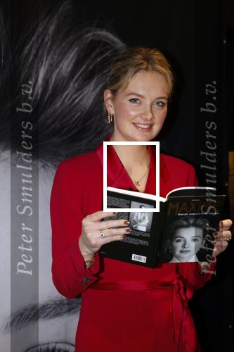 Noordwijk 30 maart 2023
Boekpresentatie Maxime Meiland in de winkel van haar zus Montana.
Verder Aanwezig Martien Meiland Erica Meiland en haar man Leroy Molkenboer en hun kinderen Claire en Vive. Ook de schrijver van het boek Jan Dijkgraaf.