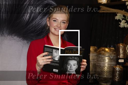 Noordwijk 30 maart 2023
Boekpresentatie Maxime Meiland in de winkel van haar zus Montana.
Verder Aanwezig Martien Meiland Erica Meiland en haar man Leroy Molkenboer en hun kinderen Claire en Vive. Ook de schrijver van het boek Jan Dijkgraaf.