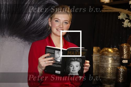 Noordwijk 30 maart 2023
Boekpresentatie Maxime Meiland in de winkel van haar zus Montana.
Verder Aanwezig Martien Meiland Erica Meiland en haar man Leroy Molkenboer en hun kinderen Claire en Vive. Ook de schrijver van het boek Jan Dijkgraaf.