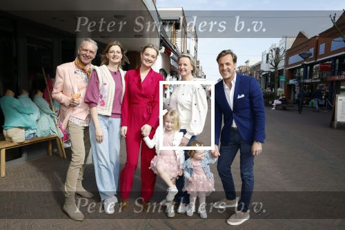 Noordwijk 30 maart 2023
Boekpresentatie Maxime Meiland in de winkel van haar zus Montana.
Verder Aanwezig Martien Meiland Erica Meiland en haar man Leroy Molkenboer en hun kinderen Claire en Vive. Ook de schrijver van het boek Jan Dijkgraaf.