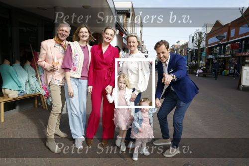 Noordwijk 30 maart 2023
Boekpresentatie Maxime Meiland in de winkel van haar zus Montana.
Verder Aanwezig Martien Meiland Erica Meiland en haar man Leroy Molkenboer en hun kinderen Claire en Vive. Ook de schrijver van het boek Jan Dijkgraaf.