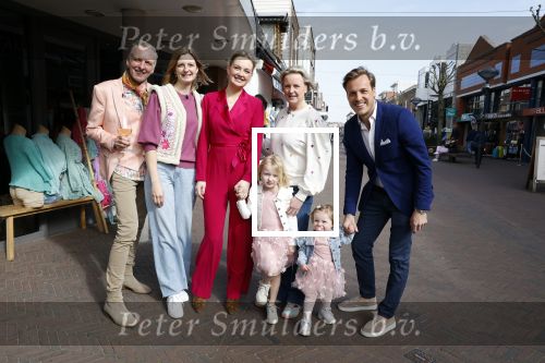 Noordwijk 30 maart 2023
Boekpresentatie Maxime Meiland in de winkel van haar zus Montana.
Verder Aanwezig Martien Meiland Erica Meiland en haar man Leroy Molkenboer en hun kinderen Claire en Vive. Ook de schrijver van het boek Jan Dijkgraaf.