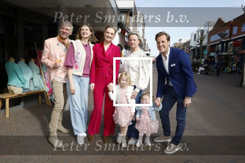 Noordwijk 30 maart 2023
Boekpresentatie Maxime Meiland in de winkel van haar zus Montana.
Verder Aanwezig Martien Meiland Erica Meiland en haar man Leroy Molkenboer en hun kinderen Claire en Vive. Ook de schrijver van het boek Jan Dijkgraaf.