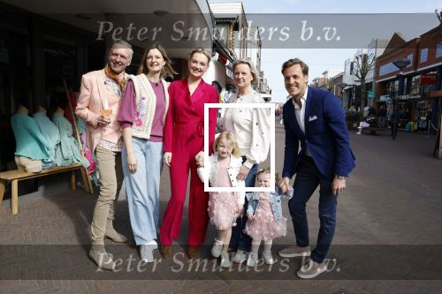 Noordwijk 30 maart 2023
Boekpresentatie Maxime Meiland in de winkel van haar zus Montana.
Verder Aanwezig Martien Meiland Erica Meiland en haar man Leroy Molkenboer en hun kinderen Claire en Vive. Ook de schrijver van het boek Jan Dijkgraaf.