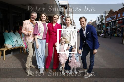 Noordwijk 30 maart 2023
Boekpresentatie Maxime Meiland in de winkel van haar zus Montana.
Verder Aanwezig Martien Meiland Erica Meiland en haar man Leroy Molkenboer en hun kinderen Claire en Vive. Ook de schrijver van het boek Jan Dijkgraaf.