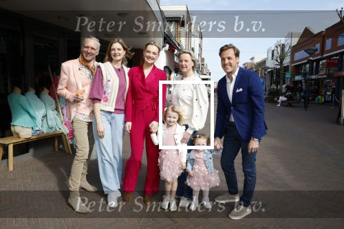 Noordwijk 30 maart 2023
Boekpresentatie Maxime Meiland in de winkel van haar zus Montana.
Verder Aanwezig Martien Meiland Erica Meiland en haar man Leroy Molkenboer en hun kinderen Claire en Vive. Ook de schrijver van het boek Jan Dijkgraaf.