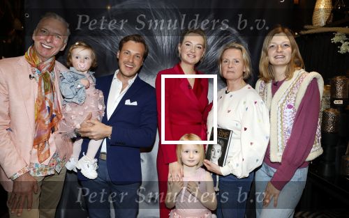 Noordwijk 30 maart 2023
Boekpresentatie Maxime Meiland in de winkel van haar zus Montana.
Verder Aanwezig Martien Meiland Erica Meiland en haar man Leroy Molkenboer en hun kinderen Claire en Vive. Ook de schrijver van het boek Jan Dijkgraaf.