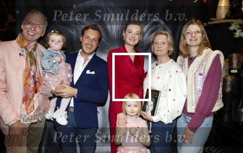 Noordwijk 30 maart 2023
Boekpresentatie Maxime Meiland in de winkel van haar zus Montana.
Verder Aanwezig Martien Meiland Erica Meiland en haar man Leroy Molkenboer en hun kinderen Claire en Vive. Ook de schrijver van het boek Jan Dijkgraaf.