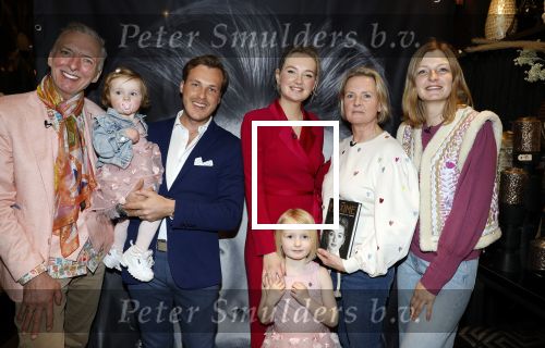 Noordwijk 30 maart 2023
Boekpresentatie Maxime Meiland in de winkel van haar zus Montana.
Verder Aanwezig Martien Meiland Erica Meiland en haar man Leroy Molkenboer en hun kinderen Claire en Vive. Ook de schrijver van het boek Jan Dijkgraaf.