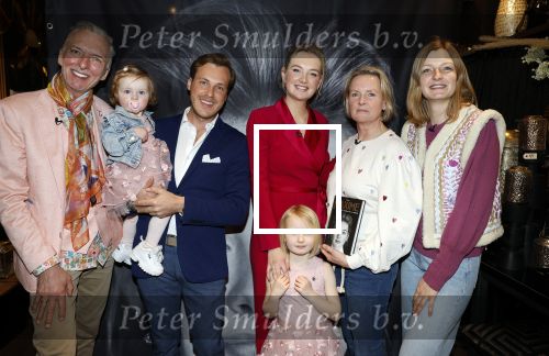 Noordwijk 30 maart 2023
Boekpresentatie Maxime Meiland in de winkel van haar zus Montana.
Verder Aanwezig Martien Meiland Erica Meiland en haar man Leroy Molkenboer en hun kinderen Claire en Vive. Ook de schrijver van het boek Jan Dijkgraaf.