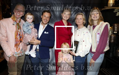 Noordwijk 30 maart 2023
Boekpresentatie Maxime Meiland in de winkel van haar zus Montana.
Verder Aanwezig Martien Meiland Erica Meiland en haar man Leroy Molkenboer en hun kinderen Claire en Vive. Ook de schrijver van het boek Jan Dijkgraaf.