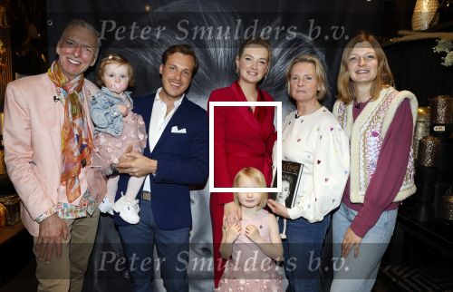 Noordwijk 30 maart 2023
Boekpresentatie Maxime Meiland in de winkel van haar zus Montana.
Verder Aanwezig Martien Meiland Erica Meiland en haar man Leroy Molkenboer en hun kinderen Claire en Vive. Ook de schrijver van het boek Jan Dijkgraaf.
