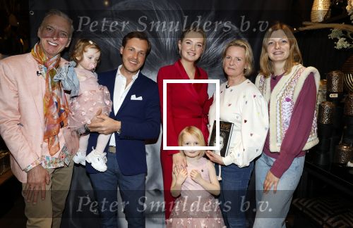 Noordwijk 30 maart 2023
Boekpresentatie Maxime Meiland in de winkel van haar zus Montana.
Verder Aanwezig Martien Meiland Erica Meiland en haar man Leroy Molkenboer en hun kinderen Claire en Vive. Ook de schrijver van het boek Jan Dijkgraaf.