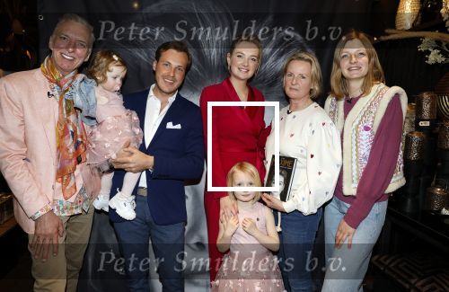Noordwijk 30 maart 2023
Boekpresentatie Maxime Meiland in de winkel van haar zus Montana.
Verder Aanwezig Martien Meiland Erica Meiland en haar man Leroy Molkenboer en hun kinderen Claire en Vive. Ook de schrijver van het boek Jan Dijkgraaf.