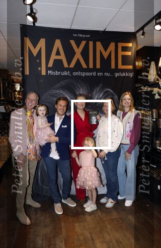Noordwijk 30 maart 2023
Boekpresentatie Maxime Meiland in de winkel van haar zus Montana.
Verder Aanwezig Martien Meiland Erica Meiland en haar man Leroy Molkenboer en hun kinderen Claire en Vive. Ook de schrijver van het boek Jan Dijkgraaf.