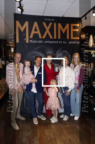 Noordwijk 30 maart 2023
Boekpresentatie Maxime Meiland in de winkel van haar zus Montana.
Verder Aanwezig Martien Meiland Erica Meiland en haar man Leroy Molkenboer en hun kinderen Claire en Vive. Ook de schrijver van het boek Jan Dijkgraaf.