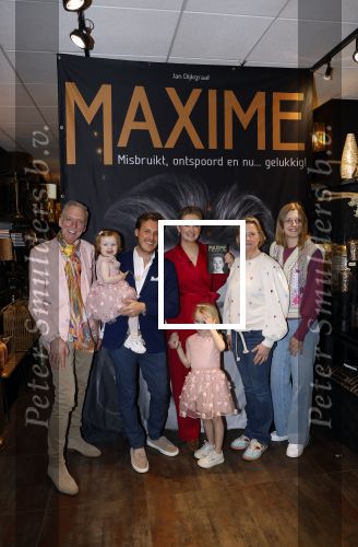 Noordwijk 30 maart 2023
Boekpresentatie Maxime Meiland in de winkel van haar zus Montana.
Verder Aanwezig Martien Meiland Erica Meiland en haar man Leroy Molkenboer en hun kinderen Claire en Vive. Ook de schrijver van het boek Jan Dijkgraaf.