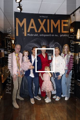 Noordwijk 30 maart 2023
Boekpresentatie Maxime Meiland in de winkel van haar zus Montana.
Verder Aanwezig Martien Meiland Erica Meiland en haar man Leroy Molkenboer en hun kinderen Claire en Vive. Ook de schrijver van het boek Jan Dijkgraaf.