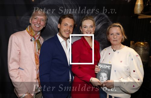 Noordwijk 30 maart 2023
Boekpresentatie Maxime Meiland in de winkel van haar zus Montana.
Verder Aanwezig Martien Meiland Erica Meiland en haar man Leroy Molkenboer en hun kinderen Claire en Vive. Ook de schrijver van het boek Jan Dijkgraaf.
