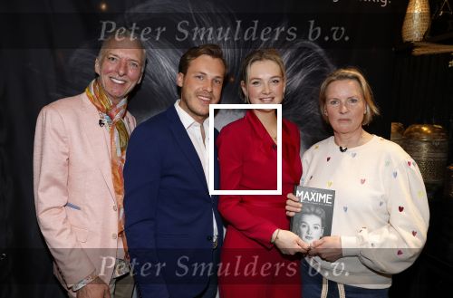 Noordwijk 30 maart 2023
Boekpresentatie Maxime Meiland in de winkel van haar zus Montana.
Verder Aanwezig Martien Meiland Erica Meiland en haar man Leroy Molkenboer en hun kinderen Claire en Vive. Ook de schrijver van het boek Jan Dijkgraaf.