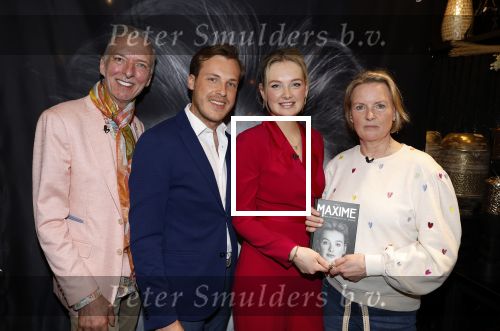 Noordwijk 30 maart 2023
Boekpresentatie Maxime Meiland in de winkel van haar zus Montana.
Verder Aanwezig Martien Meiland Erica Meiland en haar man Leroy Molkenboer en hun kinderen Claire en Vive. Ook de schrijver van het boek Jan Dijkgraaf.