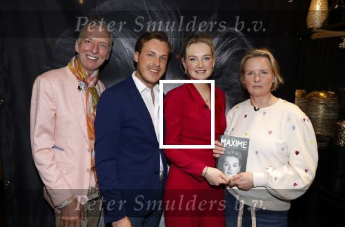 Noordwijk 30 maart 2023
Boekpresentatie Maxime Meiland in de winkel van haar zus Montana.
Verder Aanwezig Martien Meiland Erica Meiland en haar man Leroy Molkenboer en hun kinderen Claire en Vive. Ook de schrijver van het boek Jan Dijkgraaf.