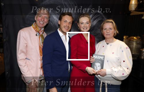 Noordwijk 30 maart 2023
Boekpresentatie Maxime Meiland in de winkel van haar zus Montana.
Verder Aanwezig Martien Meiland Erica Meiland en haar man Leroy Molkenboer en hun kinderen Claire en Vive. Ook de schrijver van het boek Jan Dijkgraaf.