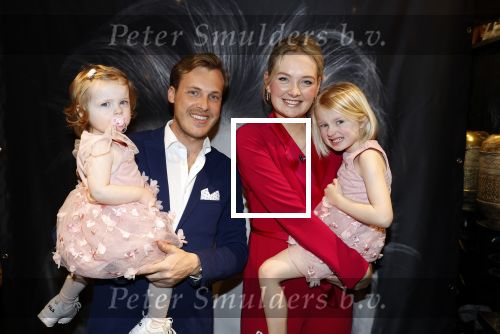 Noordwijk 30 maart 2023
Boekpresentatie Maxime Meiland in de winkel van haar zus Montana.
Verder Aanwezig Martien Meiland Erica Meiland en haar man Leroy Molkenboer en hun kinderen Claire en Vive. Ook de schrijver van het boek Jan Dijkgraaf.