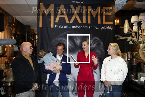 Noordwijk 30 maart 2023
Boekpresentatie Maxime Meiland in de winkel van haar zus Montana.
Verder Aanwezig Martien Meiland Erica Meiland en haar man Leroy Molkenboer en hun kinderen Claire en Vive. Ook de schrijver van het boek Jan Dijkgraaf.