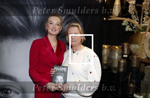Noordwijk 30 maart 2023
Boekpresentatie Maxime Meiland in de winkel van haar zus Montana.
Verder Aanwezig Martien Meiland Erica Meiland en haar man Leroy Molkenboer en hun kinderen Claire en Vive. Ook de schrijver van het boek Jan Dijkgraaf.