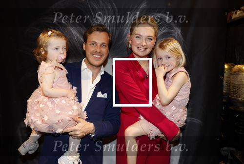 Noordwijk 30 maart 2023
Boekpresentatie Maxime Meiland in de winkel van haar zus Montana.
Verder Aanwezig Martien Meiland Erica Meiland en haar man Leroy Molkenboer en hun kinderen Claire en Vive. Ook de schrijver van het boek Jan Dijkgraaf.