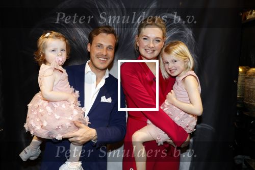 Noordwijk 30 maart 2023
Boekpresentatie Maxime Meiland in de winkel van haar zus Montana.
Verder Aanwezig Martien Meiland Erica Meiland en haar man Leroy Molkenboer en hun kinderen Claire en Vive. Ook de schrijver van het boek Jan Dijkgraaf.