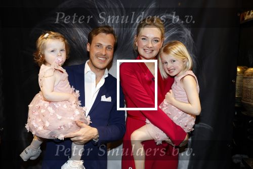 Noordwijk 30 maart 2023
Boekpresentatie Maxime Meiland in de winkel van haar zus Montana.
Verder Aanwezig Martien Meiland Erica Meiland en haar man Leroy Molkenboer en hun kinderen Claire en Vive. Ook de schrijver van het boek Jan Dijkgraaf.