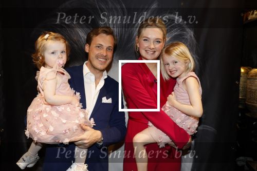 Noordwijk 30 maart 2023
Boekpresentatie Maxime Meiland in de winkel van haar zus Montana.
Verder Aanwezig Martien Meiland Erica Meiland en haar man Leroy Molkenboer en hun kinderen Claire en Vive. Ook de schrijver van het boek Jan Dijkgraaf.