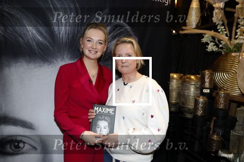 Noordwijk 30 maart 2023
Boekpresentatie Maxime Meiland in de winkel van haar zus Montana.
Verder Aanwezig Martien Meiland Erica Meiland en haar man Leroy Molkenboer en hun kinderen Claire en Vive. Ook de schrijver van het boek Jan Dijkgraaf.