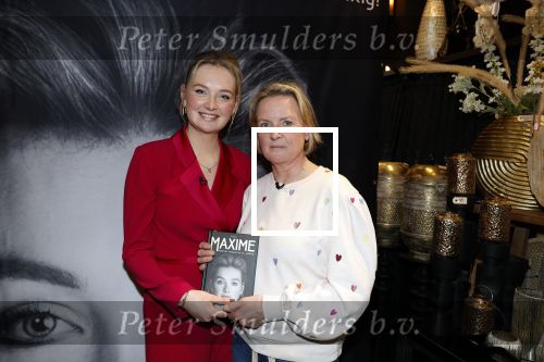 Noordwijk 30 maart 2023
Boekpresentatie Maxime Meiland in de winkel van haar zus Montana.
Verder Aanwezig Martien Meiland Erica Meiland en haar man Leroy Molkenboer en hun kinderen Claire en Vive. Ook de schrijver van het boek Jan Dijkgraaf.
