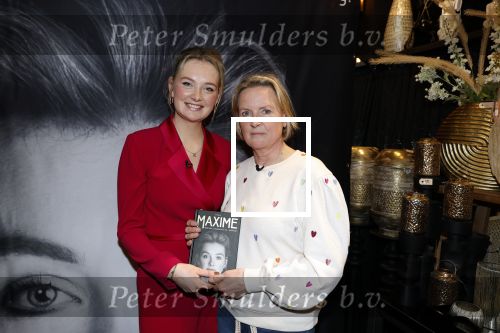 Noordwijk 30 maart 2023
Boekpresentatie Maxime Meiland in de winkel van haar zus Montana.
Verder Aanwezig Martien Meiland Erica Meiland en haar man Leroy Molkenboer en hun kinderen Claire en Vive. Ook de schrijver van het boek Jan Dijkgraaf.