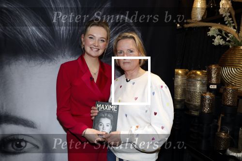 Noordwijk 30 maart 2023
Boekpresentatie Maxime Meiland in de winkel van haar zus Montana.
Verder Aanwezig Martien Meiland Erica Meiland en haar man Leroy Molkenboer en hun kinderen Claire en Vive. Ook de schrijver van het boek Jan Dijkgraaf.