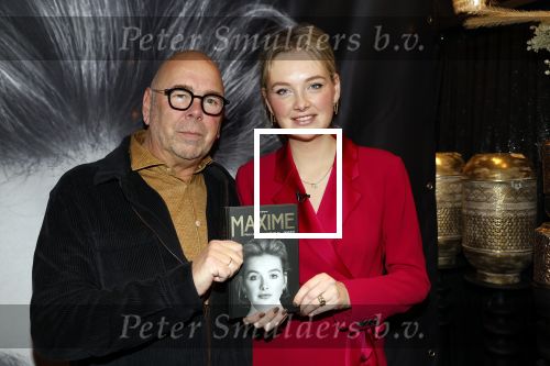 Noordwijk 30 maart 2023
Boekpresentatie Maxime Meiland in de winkel van haar zus Montana.
Verder Aanwezig Martien Meiland Erica Meiland en haar man Leroy Molkenboer en hun kinderen Claire en Vive. Ook de schrijver van het boek Jan Dijkgraaf.