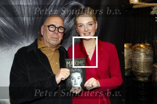 Noordwijk 30 maart 2023
Boekpresentatie Maxime Meiland in de winkel van haar zus Montana.
Verder Aanwezig Martien Meiland Erica Meiland en haar man Leroy Molkenboer en hun kinderen Claire en Vive. Ook de schrijver van het boek Jan Dijkgraaf.