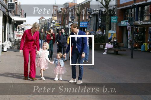 Noordwijk 30 maart 2023
Boekpresentatie Maxime Meiland in de winkel van haar zus Montana.
Verder Aanwezig Martien Meiland Erica Meiland en haar man Leroy Molkenboer en hun kinderen Claire en Vive. Ook de schrijver van het boek Jan Dijkgraaf.
