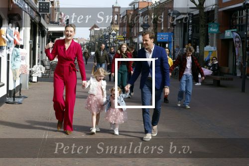 Noordwijk 30 maart 2023
Boekpresentatie Maxime Meiland in de winkel van haar zus Montana.
Verder Aanwezig Martien Meiland Erica Meiland en haar man Leroy Molkenboer en hun kinderen Claire en Vive. Ook de schrijver van het boek Jan Dijkgraaf.
