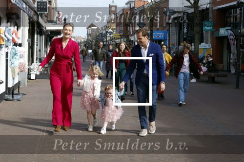 Noordwijk 30 maart 2023
Boekpresentatie Maxime Meiland in de winkel van haar zus Montana.
Verder Aanwezig Martien Meiland Erica Meiland en haar man Leroy Molkenboer en hun kinderen Claire en Vive. Ook de schrijver van het boek Jan Dijkgraaf.