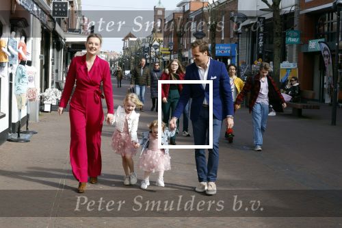 Noordwijk 30 maart 2023
Boekpresentatie Maxime Meiland in de winkel van haar zus Montana.
Verder Aanwezig Martien Meiland Erica Meiland en haar man Leroy Molkenboer en hun kinderen Claire en Vive. Ook de schrijver van het boek Jan Dijkgraaf.