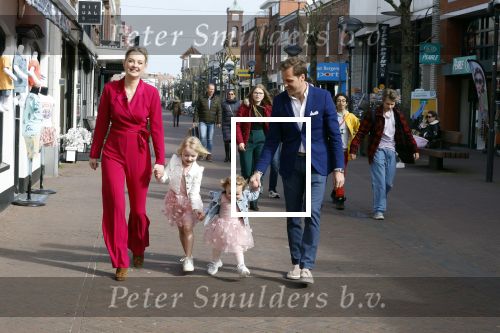 Noordwijk 30 maart 2023
Boekpresentatie Maxime Meiland in de winkel van haar zus Montana.
Verder Aanwezig Martien Meiland Erica Meiland en haar man Leroy Molkenboer en hun kinderen Claire en Vive. Ook de schrijver van het boek Jan Dijkgraaf.