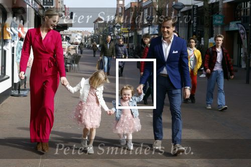 Noordwijk 30 maart 2023
Boekpresentatie Maxime Meiland in de winkel van haar zus Montana.
Verder Aanwezig Martien Meiland Erica Meiland en haar man Leroy Molkenboer en hun kinderen Claire en Vive. Ook de schrijver van het boek Jan Dijkgraaf.
