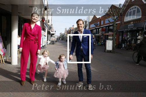 Noordwijk 30 maart 2023
Boekpresentatie Maxime Meiland in de winkel van haar zus Montana.
Verder Aanwezig Martien Meiland Erica Meiland en haar man Leroy Molkenboer en hun kinderen Claire en Vive. Ook de schrijver van het boek Jan Dijkgraaf.