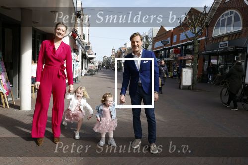 Noordwijk 30 maart 2023
Boekpresentatie Maxime Meiland in de winkel van haar zus Montana.
Verder Aanwezig Martien Meiland Erica Meiland en haar man Leroy Molkenboer en hun kinderen Claire en Vive. Ook de schrijver van het boek Jan Dijkgraaf.