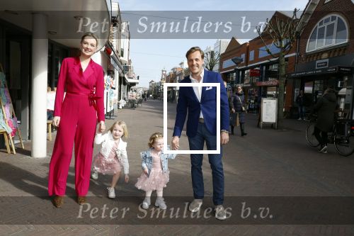 Noordwijk 30 maart 2023
Boekpresentatie Maxime Meiland in de winkel van haar zus Montana.
Verder Aanwezig Martien Meiland Erica Meiland en haar man Leroy Molkenboer en hun kinderen Claire en Vive. Ook de schrijver van het boek Jan Dijkgraaf.